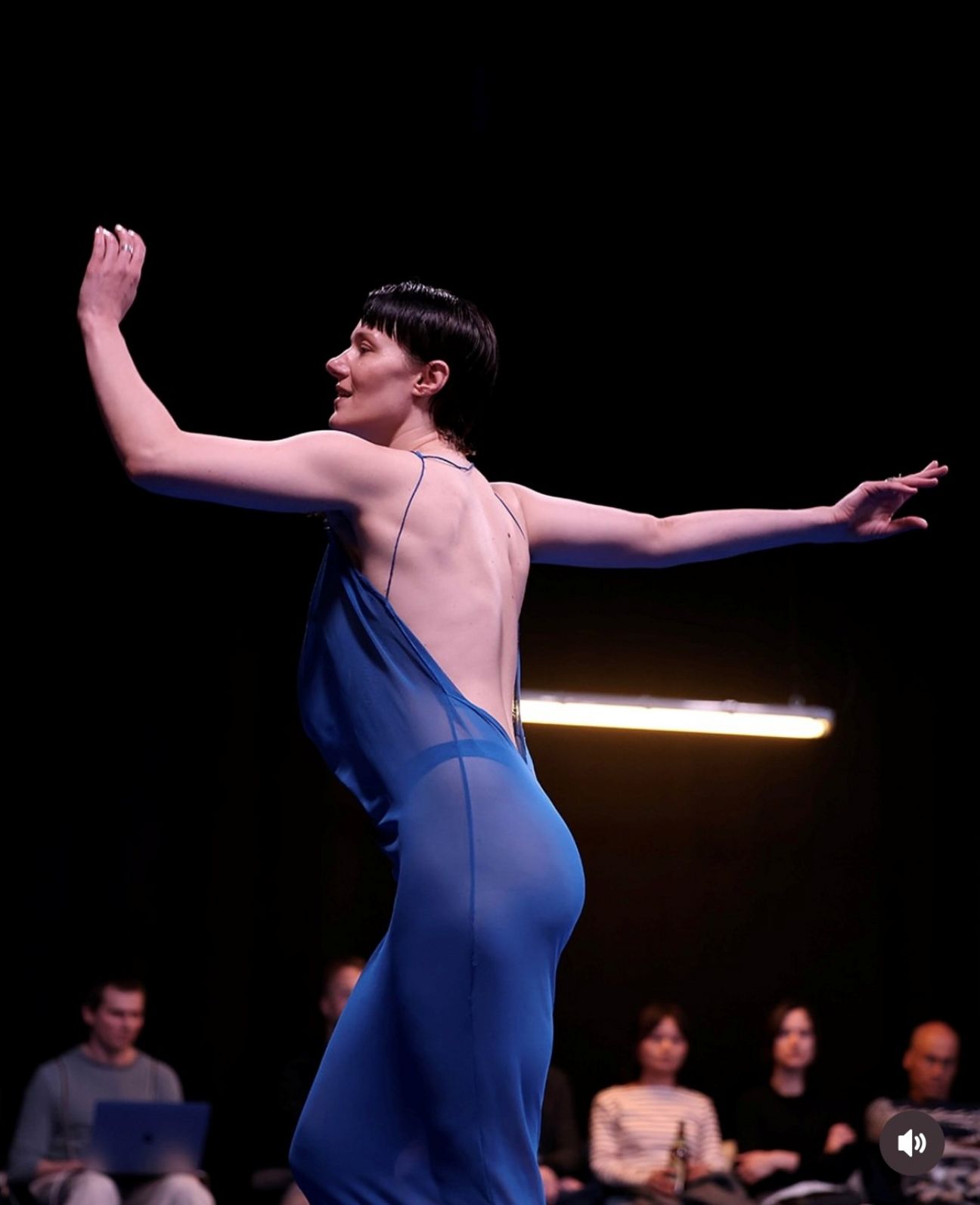 Leah Marojević in the dance piece “This Resting, Patience” by Ewa Dziarnowska (c) Albert Vidal Vertex Comunicacio Ths_resting_patience_by_Ewa_Dziarnowska__c__Albert_Vidal_Vertex_Comunicacio