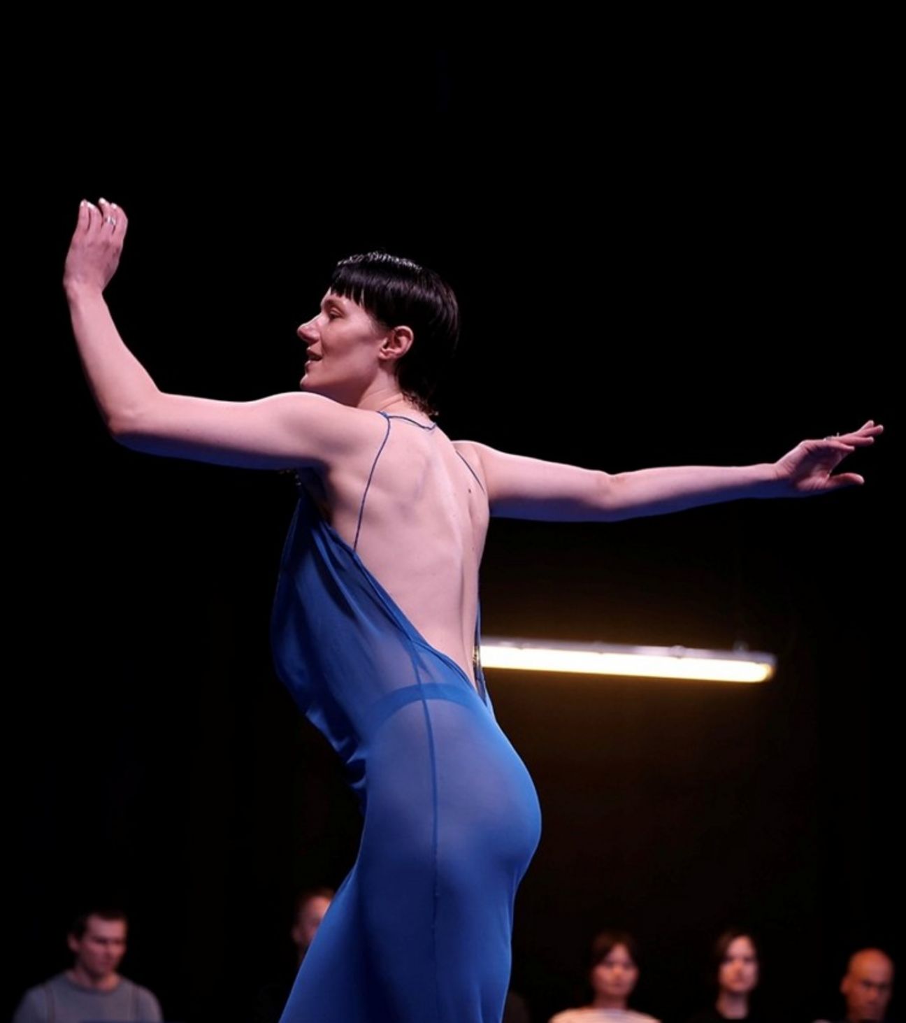 Leah Marojević in the dance piece “This Resting, Patience” by Ewa Dziarnowska (c) Albert Vidal Vertex Comunicacio Neu_blaues_kleid